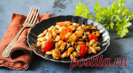 Теплый салат из мидий с фасолью