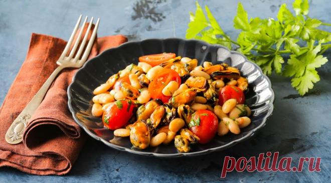 Теплый салат из мидий с фасолью