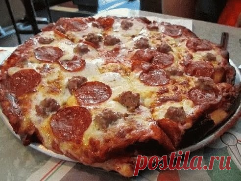 Подборка из 9 рецептов пиццы

1.Пицца с вкусным краешком

ИНГРЕДИЕНТЫ:
● 150мл тёплой воды 
● 0.5 ч.л. сахара 
● 0.5 ч.л. соли 
● 2 ст. ложки оливкового или растительного масла 
● 8 г сухих дрожжей (1 ч.л) 
● 1.5 ст. муки 

ПРИГОТОВЛЕНИЕ:
Сахар размешать в воде, добавить дрожжи и поставить в теплое место минут на 10. Муку просеять, добавить соль, масло и подготовленные дрожжи, хорошо вымесить тесто, сформировать колобок , положить в миску, накрыть пленкой, убрать в теплое ...
