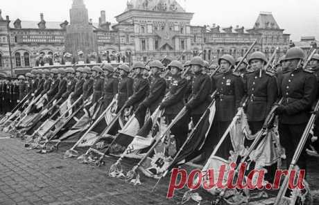 КАИР, 7 мая. /Корр. ТАСС Дмитрий Тарасов/. Фотовыставка, посвященная 70-летию Победы в Великой Отечественной войне, открылась в среду в египетской столице. На протяжении недели - с 6 по 13 мая - экспозиция, организованная под патронажем министерства культуры АРЕ в Египетском центре международного сотрудничества, будет знакомить посетителей с подвигом советских воинов. /  © Фотохроника ТАСС/Евгений Халдей  | ТАСС: Общество - В Каире открылась фотовыставка, посвященная 70-летию Победы