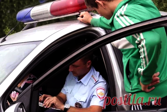 Грамотный ответ инспектору, который просит пройти в патрульную машину, грозя неподчинением Любой водитель сталкивался с таким, когда ему махали полосатой палкой, водитель останавливался, затем ему приходилось ждать, пока инспектор подойдет к автовладельцу, а затем без всяких причин, приветствий просил документы или сразу говорил мол пройдемте в служебный авто...