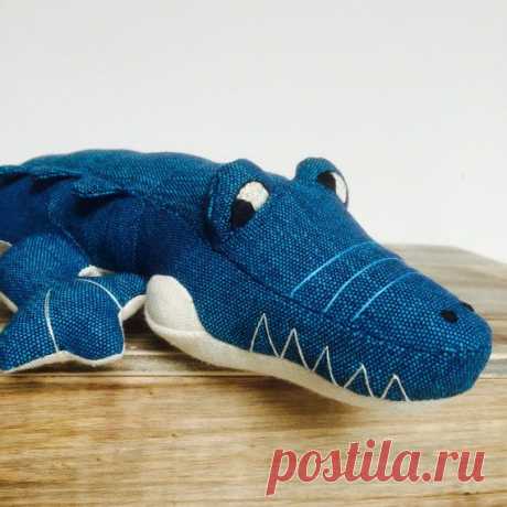 Crocodile jouet bleu corps crème main par inmagarciadesign