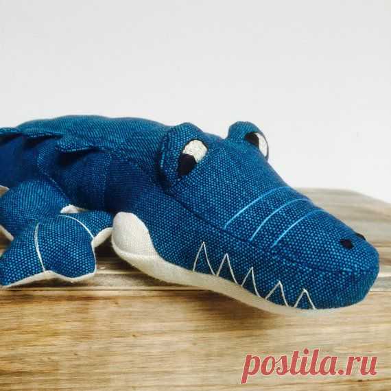 Crocodile jouet bleu corps crème main par inmagarciadesign