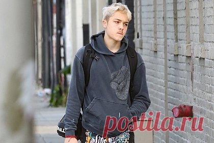 17-летнего сына Анджелины Джоли сняли в мини-шортах на улице