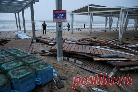 Прошедший в Крыму шторм назвали самым сильным за всю историю наблюдений. Пришедший в Крым шторм оказался самым мощным за всю историю метеорологических наблюдений. Подобный ураган наблюдался во время Крымской войны 1854 года, когда из-за шторма в прибрежной зоне были затоплены 30 кораблей. Сильный шторм обрушился на Крым и Краснодарский край в воскресенье, 26 ноября.