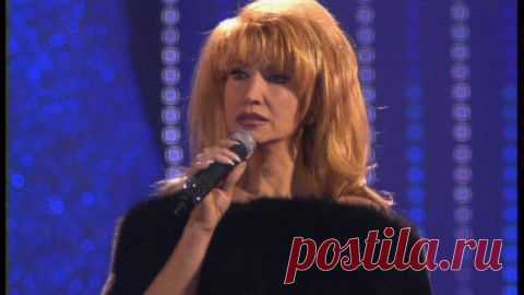 "Женщина с прошлым" поет Ирина Аллегрова.