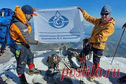 Российский врач покорила Эльбрус и водрузила на нем флаг своей больницы. Врач-офтальмолог из Омска Екатерина Калижникова покорила самую высокую гору России Эльбрус и водрузила на ее вершине флаг клинической больницы имени Выходцева. Калижникова занимается альпинизмом не первый год. В 2018 году она совершила восхождение. Теперь Калижникова планирует подняться на Арарат.