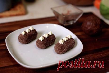 ПИРОЖНОЕ КАРТОШКА
Готовится за считанные минуты!

ИНГРЕДИЕНТЫ:
● Печенье (песочное) — 300 г
● Масло сливочное (мягкое) — 80 г
● Сгущенное молоко — 4-5 ст. л.
● Какао — 3 ст. л.
● Сахар или сахарная пудра — 3 ст. л.
● Коньяк (опционально) — 1 ст. л.
● Грецкие орехи (опционально) — для украшения

ПРИГОТОВЛЕНИЕ:
1. Печенье поломать. Измельчить в блендере или толкушкой в мелкую крошку. Измельченное печенье смешать с какао.
2. Добавить мягкое, но не растопленное масло, перемеша...
