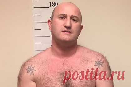 Ставленника вора в законе Зураба Кутаисского отдали под суд с ОПГ «Халиулинские». В Челябинске семеро участников организованной преступной группы (ОПГ) «Халиулинские» и их главарь предстанут перед судом за ряд тяжких преступлений. Одному из обвиняемых вменяется статья 210.1 УК РФ («Занятие высшего положения в преступной иерархии»). Речь идет о ставленнике вора в законе Зураба Кутаисского.