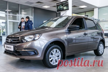 В России появятся иранские седаны вдвое дороже Lada Granta. Иранский автопроизводитель Saipa представит на российском рынке компактный седан Saina, хетчбэк Quik и флагманский седан Shahin. Розничные цены на них будут начинаться от одного до 1,7 миллиона рублей. При этом компания намерена реализовать за год не менее десяти тысяч машин.