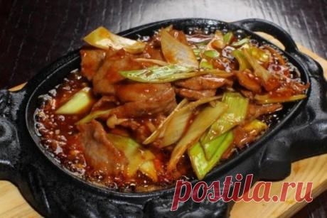 12 РЕЦЕПТОВ КИТАЙСКАЯ КУХНЯ!!!
1. Лапша по-китайски.
Очень быстрое и вкусное блюдо!
Продукты
Мясо – 300 г
Лапша яичная – 1 упаковка (500 г)
Перец болгарский красный – 2 шт.
Лук репчатый средний – 1 шт.
Помидор (или томатная паста) – 1 шт.
Мед – 1 ч. л.
Имбирь свежий – 1 см
Чеснок – 3 зубчика
Соевый соус – по вкусу
Растительное масло – 4 ст. л.
ПРИГОТОВЛЕНИЕ:
1) Нарежьте мелко имбирь и чеснок, а также мясо - крупными длинными полосками шириной примерно 1 см.
В это же время поставьте кастрюлю с