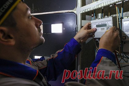 Россиян попросили не волноваться из-за роста тарифов на электричество. Граждан попросили не волноваться из-за роста тарифов на электроэнергию. По словам замминистра энергетики России Павла Сниккарса, дифференциация стоимости электричества затронет только тех, кто расходует энергию больше средних значений — майнеров и коммерческих потребителей.
