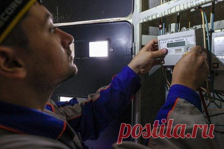 Россиян попросили не волноваться из-за роста тарифов на электричество. Граждан попросили не волноваться из-за роста тарифов на электроэнергию. По словам замминистра энергетики России Павла Сниккарса, дифференциация стоимости электричества затронет только тех, кто расходует энергию больше средних значений — майнеров и коммерческих потребителей.