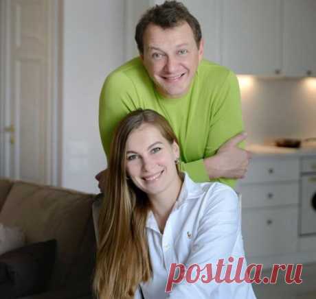 Марат Башаров вернулся в семью: актер навестил жену и сына отдыхающих в Таиланде