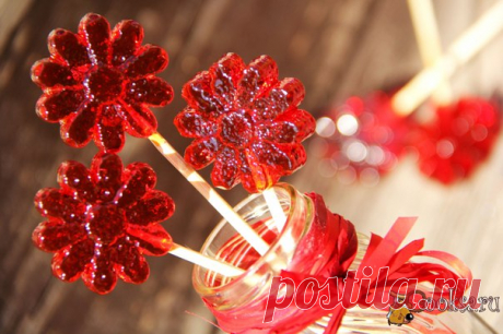 Леденцы &quot;Из детства&quot; В детстве, мама часто готовила нам леденцы на палочках. Это было одно из любимых лакомств всех деток в нашем дворе. У нас была металлическая форма для приготовления леденцов, вместо палочек вставляли спички или лучинки. Мамины леденцы получались очень красивые, янтарного цвета, гладкие и прозрачные. Сейчас в магазинах большой выбор конфет и леденцов, но я часто делаю леденцы на палочках, уже для своих детей! Я использую силиконовые формы для леденцов, они удобные…