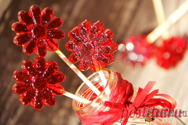 Леденцы "Из детства" В детстве, мама часто готовила нам леденцы на палочках. Это было одно из любимых лакомств всех деток в нашем дворе. У нас была металлическая форма для приготовления леденцов, вместо палочек вставляли спички или лучинки. Мамины леденцы получались очень красивые, янтарного цвета, гладкие и прозрачные. Сейчас в магазинах большой выбор конфет и леденцов, но я часто делаю леденцы на палочках, уже для своих детей! Я использую силиконовые формы для леденцов, они удобные…