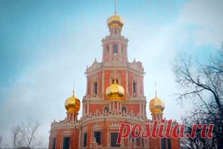 В Москве отреставрировали храм Покрова Пресвятой Богородицы. В Москве завершилась реставрация храма Покрова Пресвятой Богородицы в Филях, сообщил мэр столицы Сергей Собянин. Здание было построено в конце XVII века в стиле нарышкинское барокко. За два года специалисты привели в порядок белокаменный декор, обновили кирпичную кладку и ступени, отреставрировали гульбища.