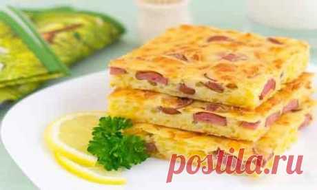 Необычный пирог с сыром и сосисками