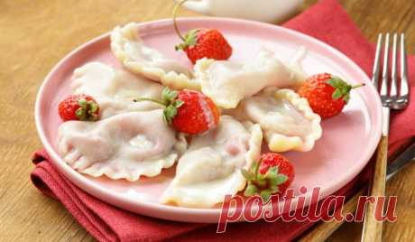 "Вкус, как у маминых": вареники на кефирной основе с творогом и ароматной клубникой