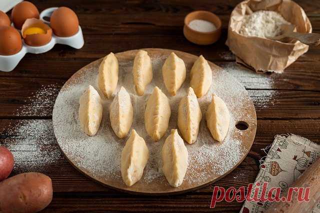 Пирожки с капустой в духовке - быстро и вкусно!

Затронем сегодня тему исконно русской выпечки, поговорим о пирожках. Сам корень этого слова «пир»  — говорит о том, что ранее ни одно праздничное застолье не обходилось без этих румяных мучных изделий. Готовят их и сладкими, и с мясной начинкой. А мы рассмотрим рецепты пирожков с капустой.