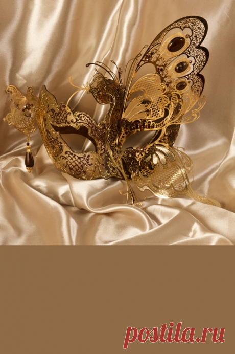 Venetian Mask | Incantesimo Incantesimo  Incantesimo authentic venetian mask in papier mache. Handcrafted according to the original Venice carnival tradition. Manifactured in Venice by the famous venetian masters. Each item is provided with certificate of authenticity. Mask Dimensions Width: 27 cm Height: 25
