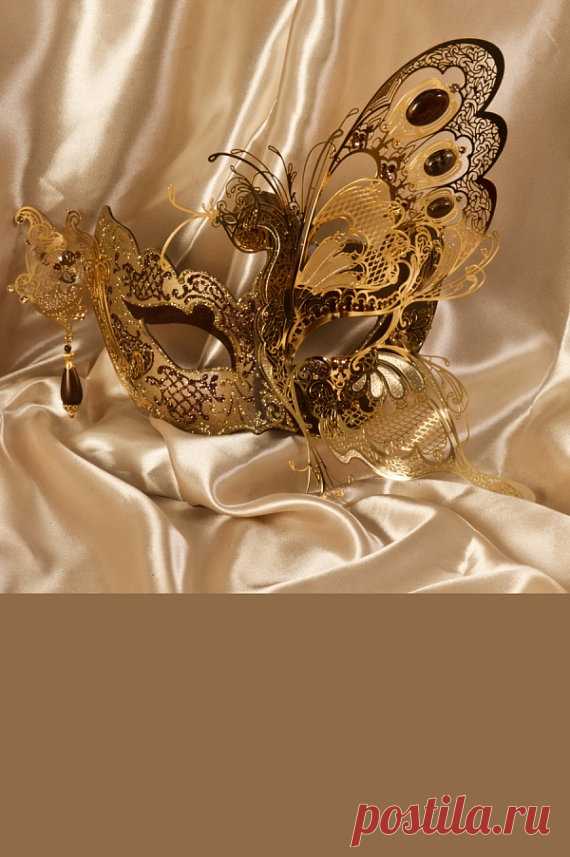 Venetian Mask | Incantesimo Incantesimo  Incantesimo authentic venetian mask in papier mache. Handcrafted according to the original Venice carnival tradition. Manifactured in Venice by the famous venetian masters. Each item is provided with certificate of authenticity. Mask Dimensions Width: 27 cm Height: 25