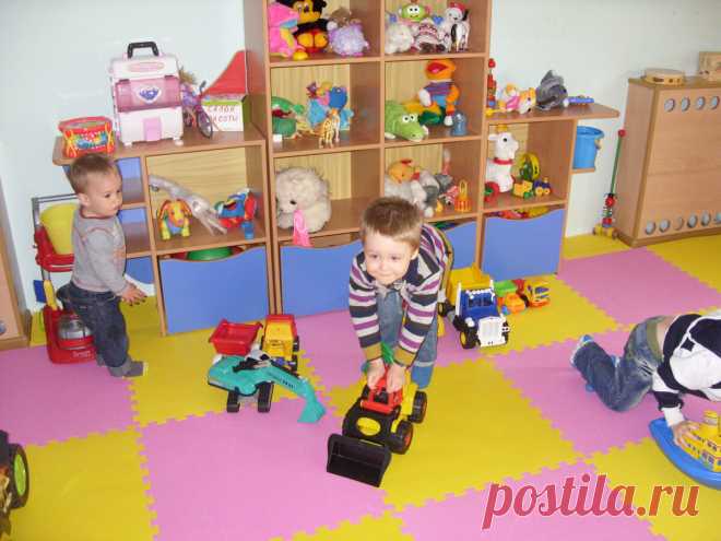 Коллекция коротких, домашних и развивающих игр для детей 1-2 лет, которую я использую со своими детьми и учениками  🙂
Игры для развития речи
1. «Повтори»
Взрослый читает стихотворение, а ребенок повторяет его, как эхо.
2. «Слоги»
Ребенок повторяет слоги, которые произносит взрослый.
3. «Продолжи предложение»
В этом задании ребенку предлагается продолжить предложение, которое начал взрослый.
4. «Кто больше?»
Это задание на развитие памяти.
Взрослый говорит ребенку: «Я буду называть слова, а ты …