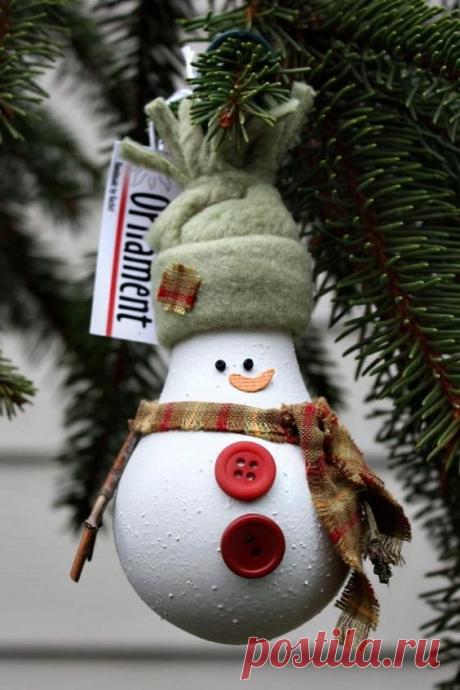 Игрушки из старых лампочек на елку.