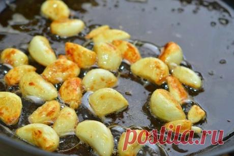 Съешьте 6 жаренных долек чеснока и посмотрите, что будет происходить с вашим телом в течении 24 часов!
Чеснок — это один из самых полезных продуктов на планете! И все мы знаем, что многие люди во всем мире используют сырой чеснок как традиционное средство, чтобы контролировать высокое и низкое кровяное давление, высокий уровень холестерина; чтобы бороться с ишемической болезнью сердца; предостеречь себя от инфаркта, снижения кровотока из-за суженных артерий и атеросклероза...