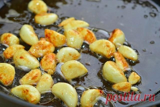 Съешьте 6 жаренных долек чеснока и посмотрите, что будет происходить с вашим телом в течении 24 часов!
Чеснок — это один из самых полезных продуктов на планете! И все мы знаем, что многие люди во всем мире используют сырой чеснок как традиционное средство, чтобы контролировать высокое и низкое кровяное давление, высокий уровень холестерина; чтобы бороться с ишемической болезнью сердца; предостеречь себя от инфаркта, снижения кровотока из-за суженных артерий и атеросклероза...