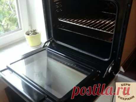 Как быстро и просто очистить духовку от нагара 
Материалы и ингредиенты: 
- ¼ ст. жидкости для мытья посуды 
- ½ ст. пищевой соды 
- ¼ ст. перекиси водорода 
- цедра лимона 
- 1 ст. л. уксуса 
- губка для мытья посуды 
- бумажные полотенца 
Инструкция: 
1. Даже если речь идёт о многолетнем нагаре, простое средство поможет справиться даже с ним. Начать нужно с обычной мыльной воды и губки, которую обязательно часто ополаскивает. Это поможет избавиться от основной грязи. 
2. Теперь смешиваем вс