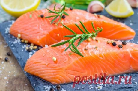 Два быстрых и вкусных салата с сёмгой на праздничный стол 1. Салат "Сырный" с сёмгой.Ингредиенты:&nbsp;Семга малосольная – 150 гр.&nbsp;Рис отварной – 100 гр.&nbsp;Помидор – 1 шт.&nbsp;Яйца отварные – 3 шт. Сыр Пармезан 100 гр.&nbsp;Соль по вкусу&nbsp;Майонез по вкусуПРИГОТОВЛЕНИЕ:Рис и яйца отварить до готовности и остудить.Малосольную Сёмгу,...