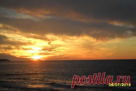 А ты знаешь,как я тебя ЗАБЫВАЛА?
Даже не день,не месяц,а годы...
Тебя,как кожу,с себя сдирала.
Прося у Бога ежедневно свободы.
Это как вырвать без наркоза сердце.
Его,вроде,нет,тогда почему болит?
И где это чёртово слово "ЛЕГЧЕ"?
Оно,словно не ко мне,а от меня бежит...