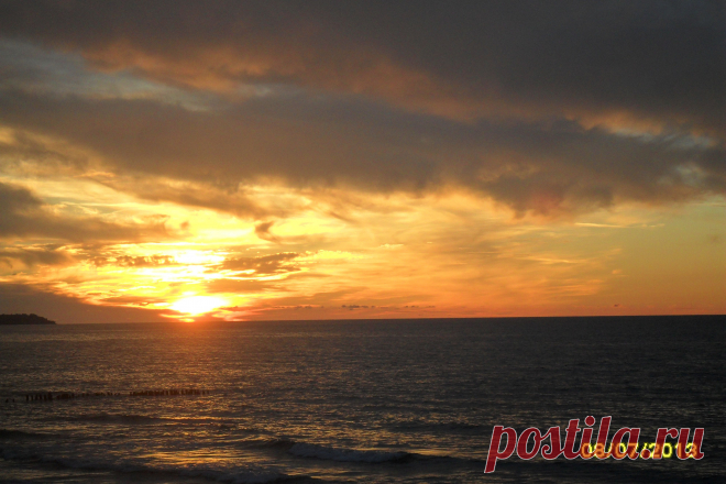 А ты знаешь,как я тебя ЗАБЫВАЛА?
Даже не день,не месяц,а годы...
Тебя,как кожу,с себя сдирала.
Прося у Бога ежедневно свободы.
Это как вырвать без наркоза сердце.
Его,вроде,нет,тогда почему болит?
И где это чёртово слово "ЛЕГЧЕ"?
Оно,словно не ко мне,а от меня бежит...