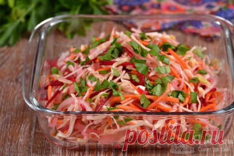 Капустный салат с морковью и свеклой Быстрый, хрустящий и очень вкусный салат из свежей капусты, моркови, свеклы и маринованного в уксусе репчатого лука.