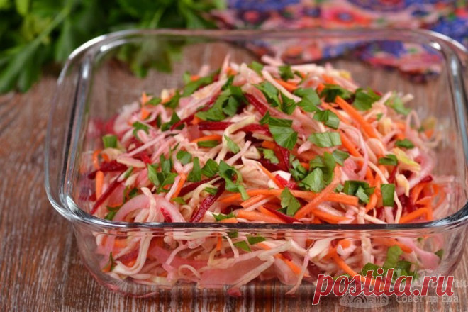 Капустный салат с морковью и свеклой Быстрый, хрустящий и очень вкусный салат из свежей капусты, моркови, свеклы и маринованного в уксусе репчатого лука.