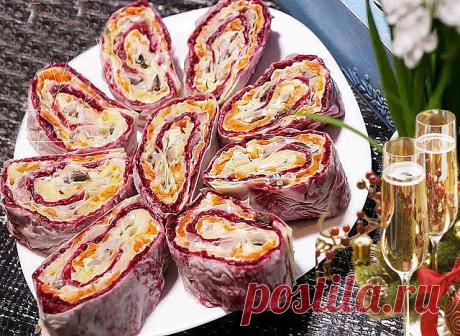 Селедка под шубой в лаваше.Оригинальная закуска, на праздничный стол!
В последние годы закусочный рулет из лаваша является хитом торжественных 
столов. Это и вкусно, и красиво, и необычно, и празднично

Продукты:
Лаваш - 3 листa.
Свекла, морковь, картофель - отварные и натертые на мелкой терке.
Майонез - по вкусу.
Репчатый лук - нарезанный мелким кубиком.
Сельдь нарезанная - средними кусочками.

Готовим:
Формируем рулет на плёнке в следующей последовательности:
Лаваш- майо...