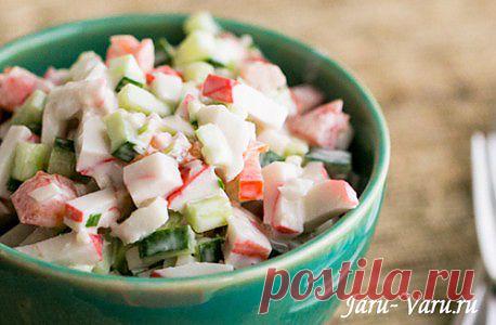 Крабовый салат с летними овощами и чесноком | Жарю-Варю