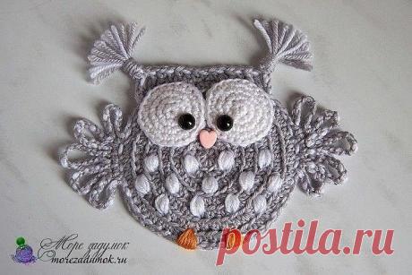 Вязанная аппликация Сова от Анны Чеботарёвой

Материалы, необходимые для вязания аппликации Совы:
пряжа Alize Baby Wool (40% шерсть, 20% бамбук, 40% акрил) цвета св.серый и белый;
• крючок № 2,5;
• полу бусинки черные для глазок — 2 шт;
• бусинка — сердечко — для клювика — 1 шт.;
• игла гобеленовая;
• ниточки мулине оранжевого цвета для вышивки лапок;
• маркер для вязания;
• ножницы;
• вдохновение и хорошее настроение.
Порядок работы.
I. Туловище (1 деталь).
1 ряд: в сколь...