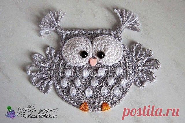 Вязанная аппликация Сова от Анны Чеботарёвой

Материалы, необходимые для вязания аппликации Совы:
пряжа Alize Baby Wool (40% шерсть, 20% бамбук, 40% акрил) цвета св.серый и белый;
• крючок № 2,5;
• полу бусинки черные для глазок — 2 шт;
• бусинка — сердечко — для клювика — 1 шт.;
• игла гобеленовая;
• ниточки мулине оранжевого цвета для вышивки лапок;
• маркер для вязания;
• ножницы;
• вдохновение и хорошее настроение.
Порядок работы.
I. Туловище (1 деталь).
1 ряд: в сколь...