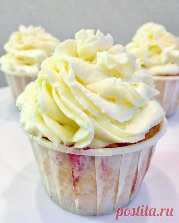 Творожный крем
Ингредиенты:
Творог 9% - 260 гр
Масло сливочное 82,5% - 140 гр
Сахарная пудра - 60 гр
Сгущенное молоко - 50 гр
Ванильный сахар - 10 гр

Приготовление:
Масло комнатной температуры (размягченное) взбить с ванильным сахаром и сахарной пудрой добела. Чем светлее масло - тем белее получится крем
Творог соединить со сгущенным молоком и пробить блендером
Соединить взбитое масло с творожной массой и взбить до полного объединения

#крем