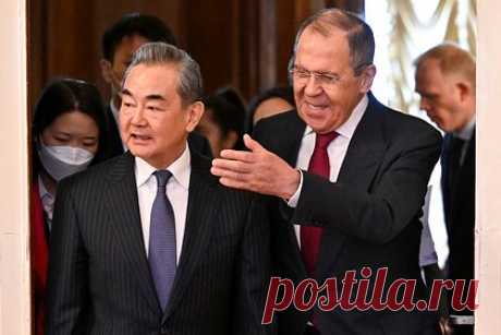 Главы МИД России и Китая обсудили конфликт на Украине. Главы МИД России и Китая Сергей Лавров и Ван И обсудили украинский конфликт. «Стороны обстоятельно обсудили текущее положение дел на Украине, отметив бесперспективность попыток урегулирования кризиса без учета интересов и тем более без участия России», — уточняется в заявлении МИД России.