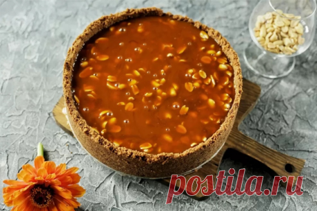 Чизкейк “Сникерс” со вкусом знакомой шоколадки - КУХНЯ МИРА Без малейшего сомнения скажу, что это самый вкусный чизкейк, который я только ела! В нем сочетаются тонкие шоколадные нотки основы, нежность сливочной начинки и взрывной вкус сладко-соленой карамели с арахисом. Вкус батончика «Сникерс» без вредных добавок! Ингредиенты: Печенье – 500 г Какао-порошок – 25 г Масло сливочное – 265 г 82.5% Сыр творожный – 800 […]