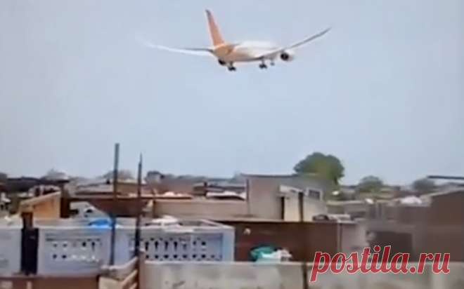 Авиакатастрофа в Индии стала первой для модели Boeing Dreamliner. Катастрофа с самолетом Air India рядом с аэропортом Ахмедабада стала первой крупной аварией Boeing 787-8 Dreamliner, сообщают Reuters и NDTV.