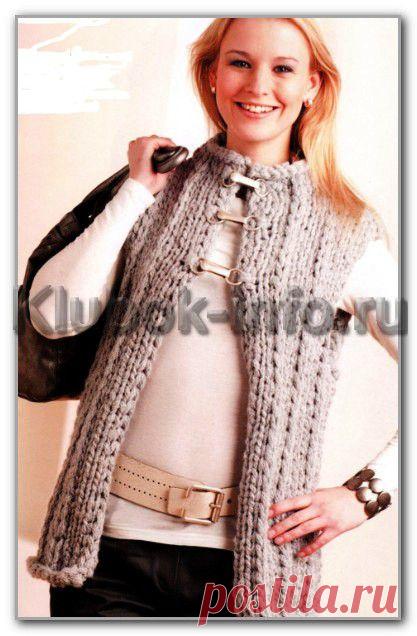 Вязание спицами. Однотонный свободный жилет из толстой пряжи, с декоративными застежками