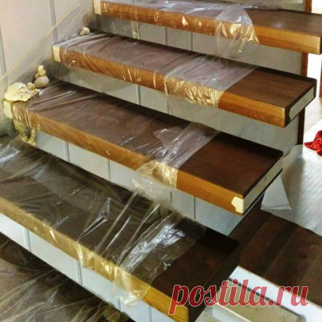 Консольная лестница с деревянными ступенями