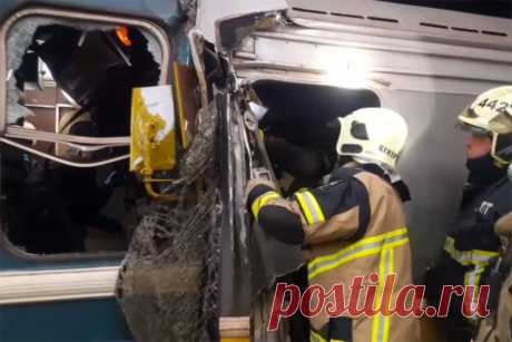 Пятеро пострадавших. Очевидцы рассказали о столкновении поездов в метро. В среду, 11 октября, на станции метро «Печатники» столкнулись два поезда — один пустой ехал в депо, второй с пассажирами.