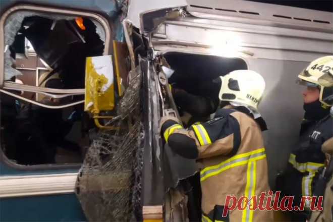 Пятеро пострадавших. Очевидцы рассказали о столкновении поездов в метро. В среду, 11 октября, на станции метро «Печатники» столкнулись два поезда — один пустой ехал в депо, второй с пассажирами.