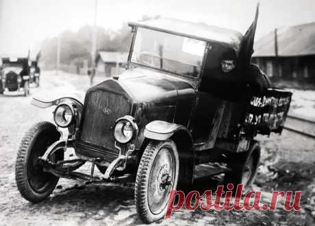 #25_ноября 1924 года 
Состоялся первый для отечественных автомобилей испытательный пробег протяженностью 2000 км.
Три грузовика АМО-Ф-15 его успешно выдержали: ни одна машина не имела в пути поломок.