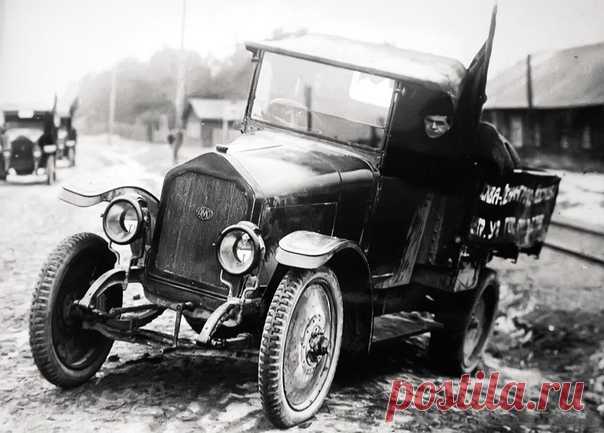 #25_ноября 1924 года 
Состоялся первый для отечественных автомобилей испытательный пробег протяженностью 2000 км.
Три грузовика АМО-Ф-15 его успешно выдержали: ни одна машина не имела в пути поломок.